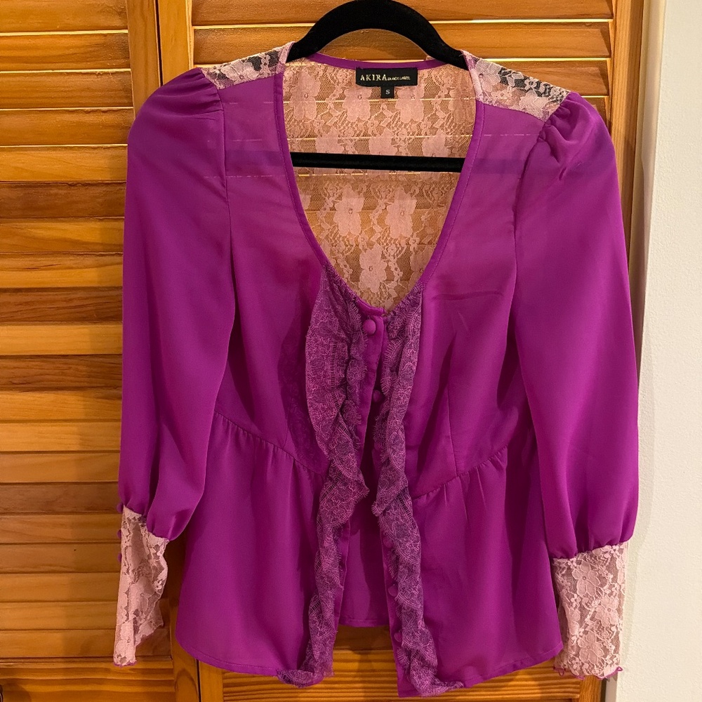 Akita lace top